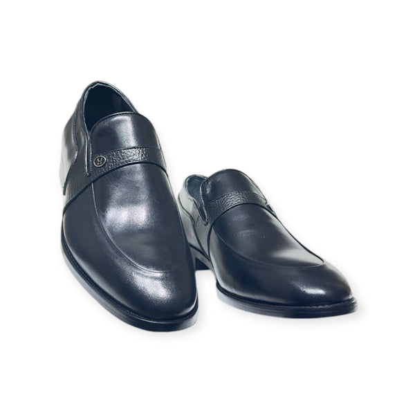 04s Classic Black Leather Slip-On Shoes with Stylish Strap