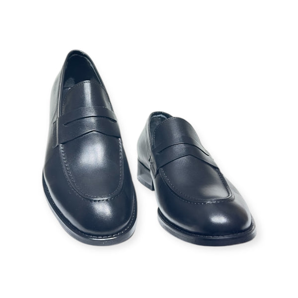 05s Elegant Black Leather Loafers with Stylish Strap Detail